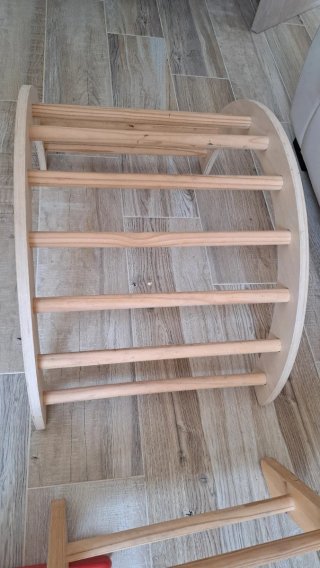 Juego de escalada de madera para juego infantil.
