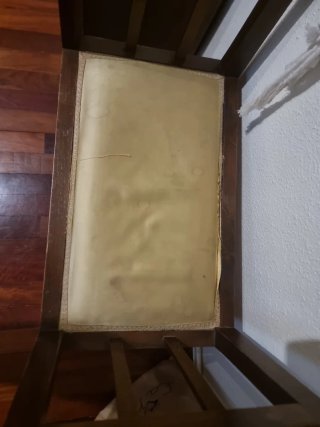 Sillón de madera tapizado