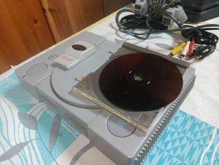 PlayStation 1 gris, cables, mando, disco y targeta