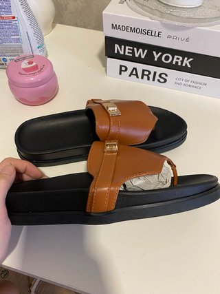 Sandalias marrones con detalle dorado