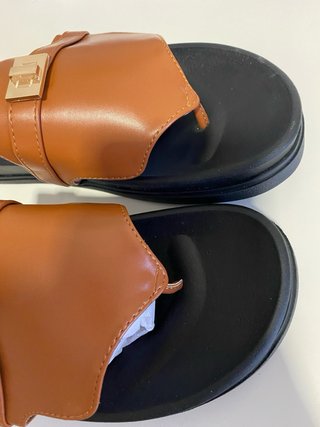 Sandalias marrones con detalle dorado