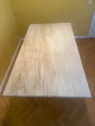 Mesa de mármol beige y blanca
