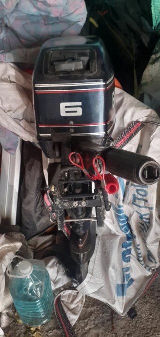 Motor Evinrude 6 HP 2T con depósito 12L