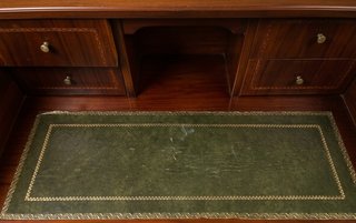 Escritorio de madera con cajones