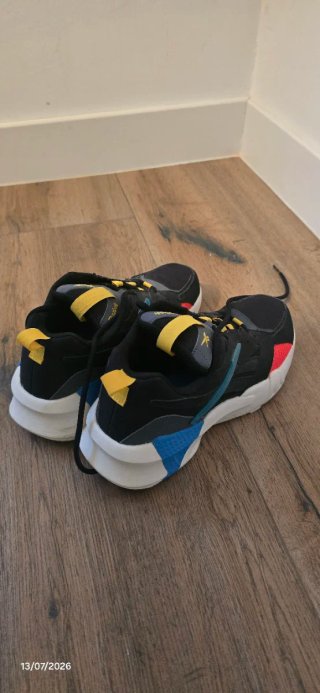Zapatillas Reebok Negras con detalles