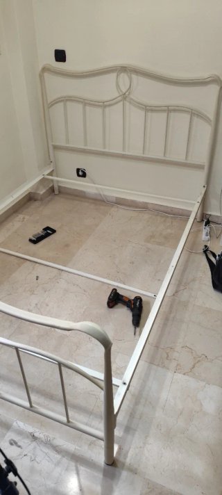 Cama de metal blanca