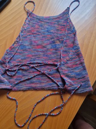 Top de punto multicolor con tirantes