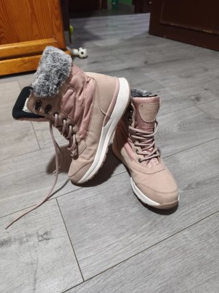 Botas de nieve rosas y blancas