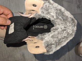 Botas de nieve rosas y blancas