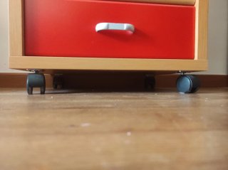 Mesa cerezo con ruedas/cajón rojo. Perfecto estado