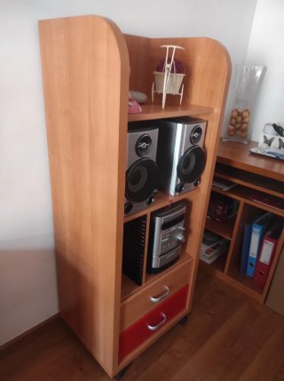 Mesa cerezo con ruedas/cajón rojo. Perfecto estado