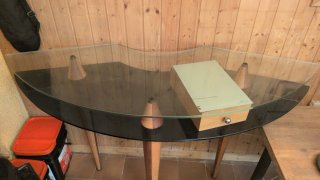 Mesa auxiliar Pete Sans cristal y madera