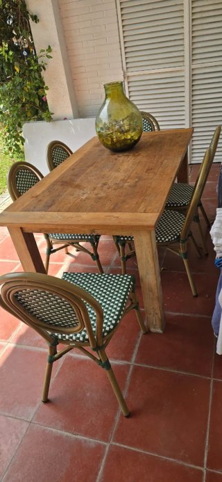 Mesa de madera maciza con 4 sillas