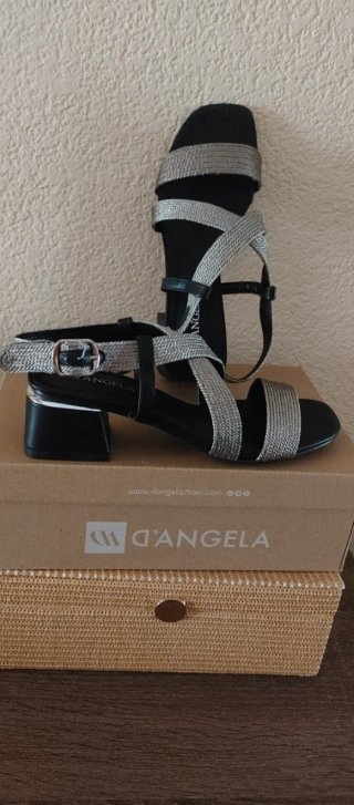 Sandalias D'Angela negras y plateadas