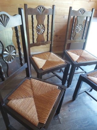 Cómoda azul y marrón de madera