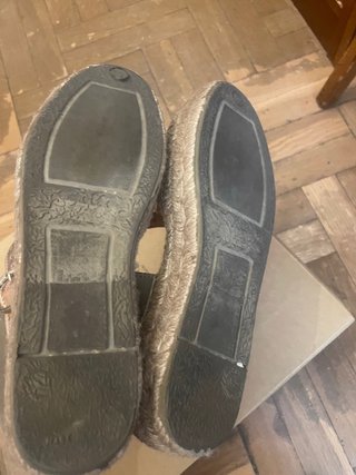 Sandalias Naguisa doradas.
