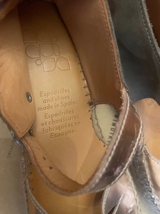 Sandalias Naguisa doradas.