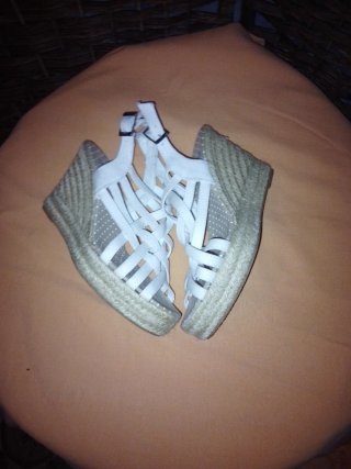 Sandalias cuña blancas y beige