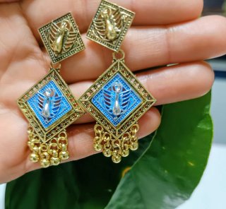 Elegante Pendientes dorados con diseño egipcio