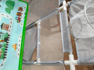 Corralito para bebé con alfombra y juguetes