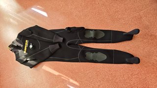 Traje seco de buceo subaqua