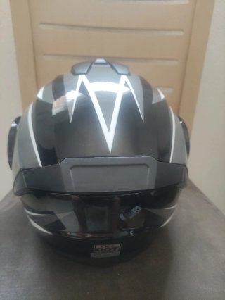Casco de moto negro con diseño