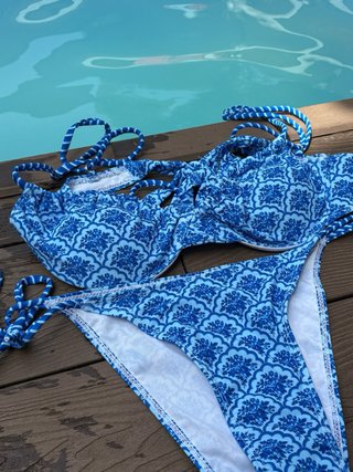 Conjunto bikini azul estampado