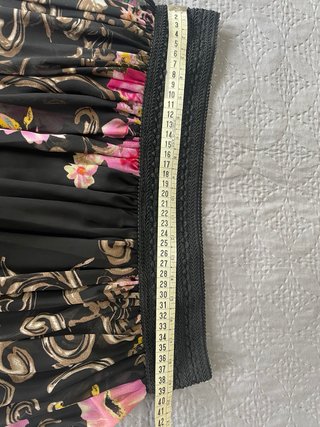 Falda larga floral negra y rosa