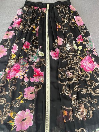 Falda larga floral negra y rosa