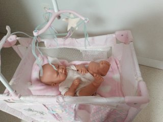 Cuna de muñecos plegable con armario y asiento
