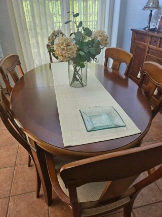 APARADOR,VITRINA,MESA COMEDOR Y SILLAS
