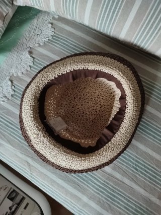 Sombrero de paja beige y marrón