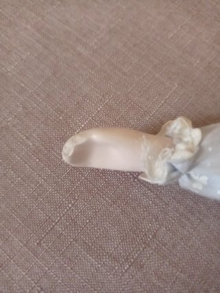 Due bambole in porcellana sedute