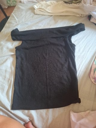 Camiseta corta CARESS morada con flor