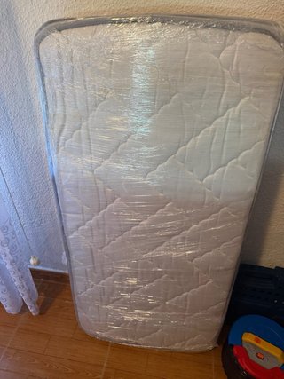 Cuna blanca con colchón y protector