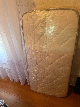 Cuna blanca con colchón y protector
