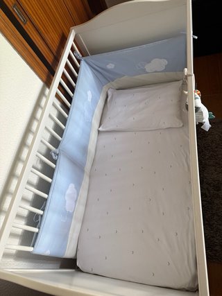 Cuna blanca con colchón y protector