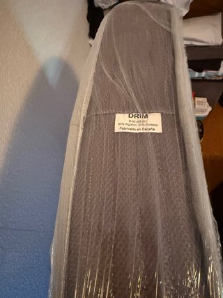 Cuna blanca con colchón y protector