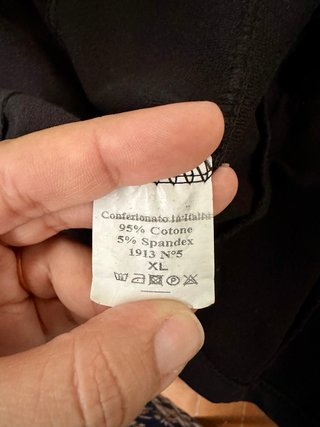 Chaqueta militar negra con botones metálicos