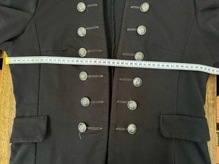 Chaqueta militar negra con botones metálicos