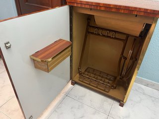 Máquina de coser Alfa antigua con mueble