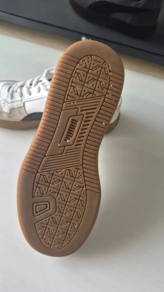 Zapatillas Puma Blancas y Beige