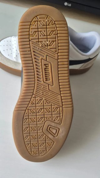 Zapatillas Puma Blancas y Beige