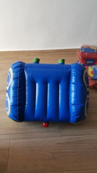 Sillón inflable infantil con diseño de coche