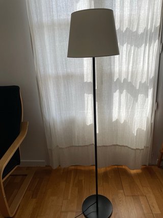 Lámpara de pie moderna con pantalla