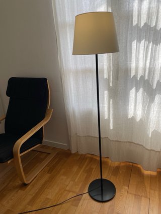 Lámpara de pie moderna con pantalla