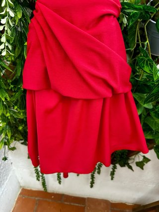 Vestido rojo de un hombro con volante