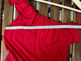 Vestido rojo de un hombro con volante
