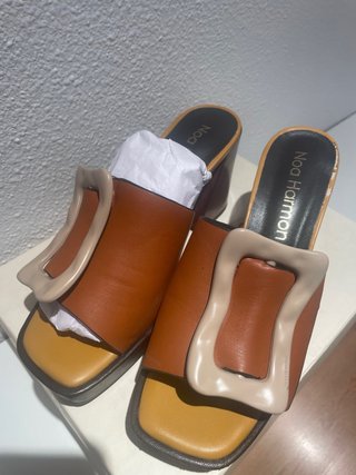 Sandalias Noa Harmon tacón color beig y marrón