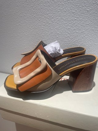 Sandalias Noa Harmon tacón color beig y marrón